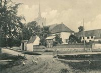 Niederzimmern-Blick-auf-Kirche-und-Pfarrhaus-um-1908-548x400